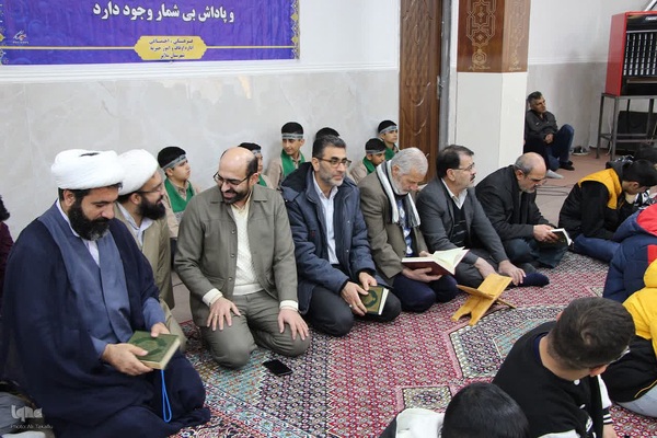 محفل انس باقرآن همزمان با ایام دهه فجر در ملایر