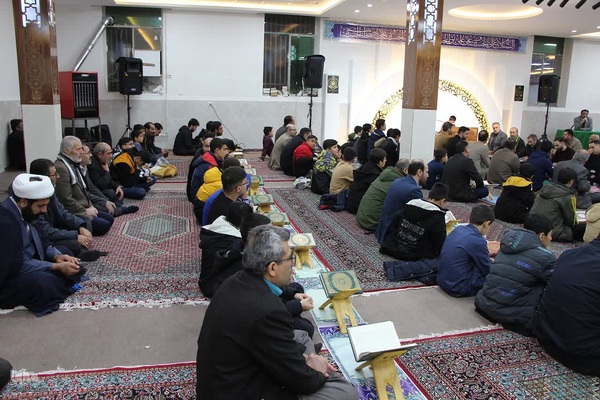 محفل انس باقرآن همزمان با ایام دهه فجر در ملایر