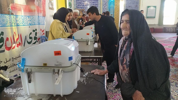 حضور حماسه ساز و پرشور ملایری ها در پای صندوق های رأی‎