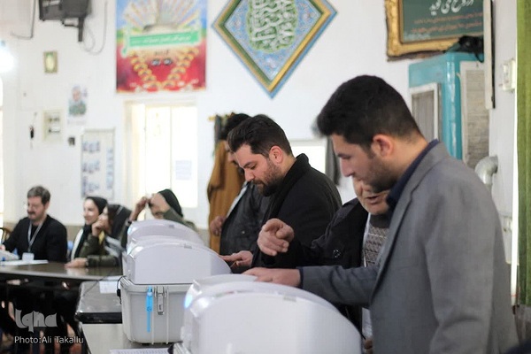 حضور حماسه ساز و پرشور ملایری ها در پای صندوق های رأی‎