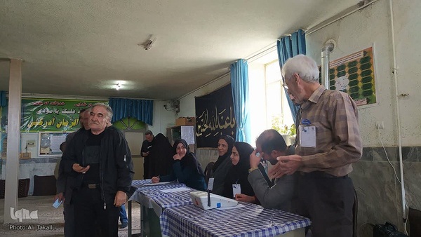 حضور حماسه ساز و پرشور ملایری ها در پای صندوق های رأی‎