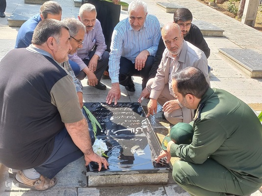 تجدید میثاق خبرنگاران و غبارروبی گلزار شهدای ملایر