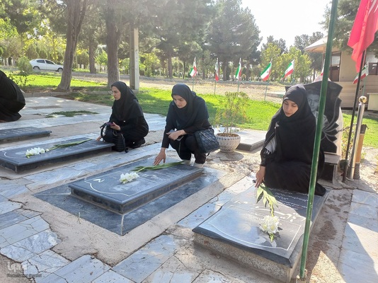 تجدید میثاق خبرنگاران و غبارروبی گلزار شهدای ملایر