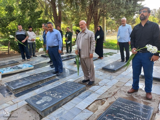 تجدید میثاق خبرنگاران و غبارروبی گلزار شهدای ملایر