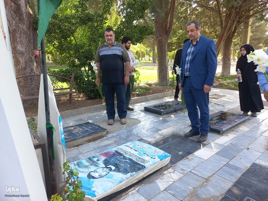 تجدید میثاق خبرنگاران و غبارروبی گلزار شهدای ملایر