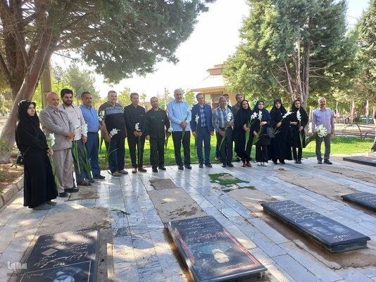 تجدید میثاق خبرنگاران و غبارروبی گلزار شهدای ملایر