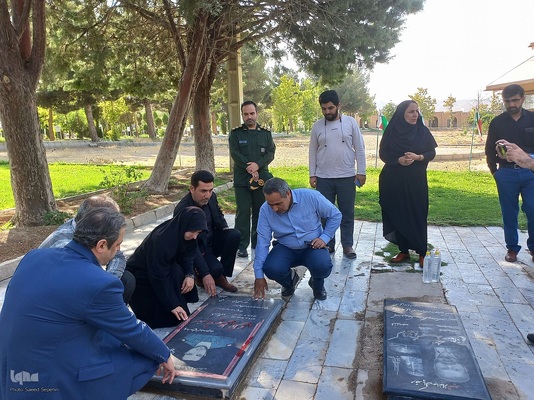 تجدید میثاق خبرنگاران و غبارروبی گلزار شهدای ملایر