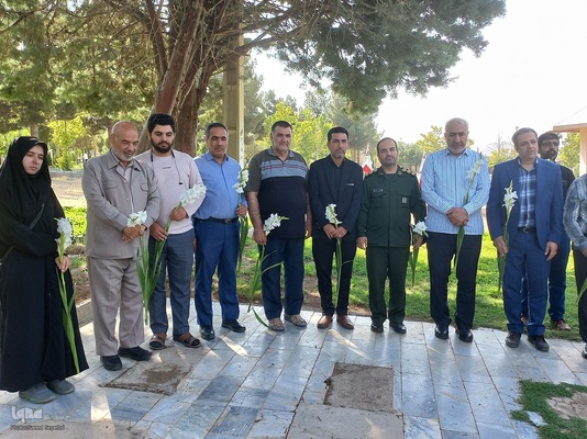 تجدید میثاق خبرنگاران و غبارروبی گلزار شهدای ملایر