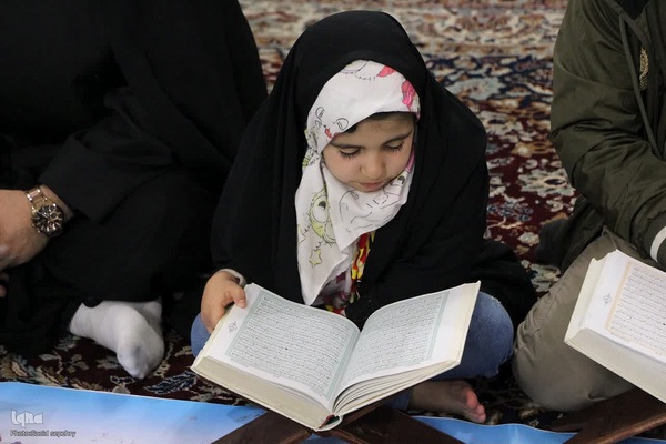 کرسی تلاوت قرآن کریم مناسبت ایام شهادت حضرت زهرا (س)