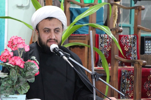 کرسی تلاوت قرآن به مناسبت ایام فاطمیه