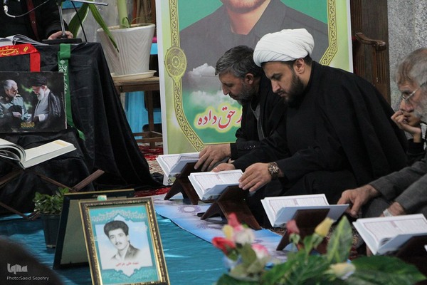 کرسی تلاوت قرآن به مناسبت ایام فاطمیه