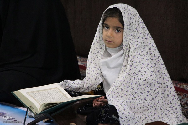 کرسی تلاوت قرآن به مناسبت ایام فاطمیه