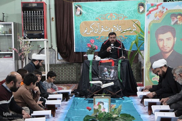 کرسی تلاوت قرآن به مناسبت ایام فاطمیه
