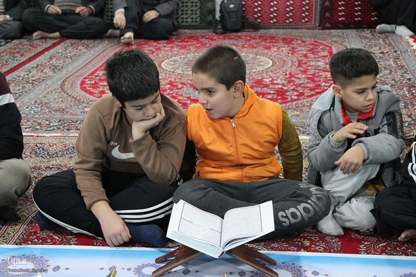 کرسی تلاوت قرآن به مناسبت ایام فاطمیه