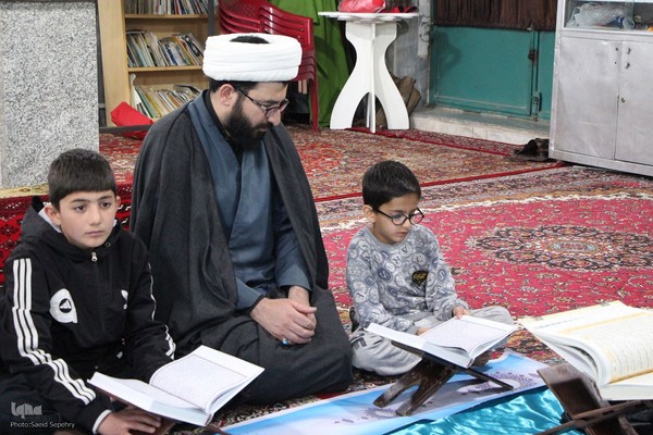 کرسی تلاوت قرآن به مناسبت ایام فاطمیه