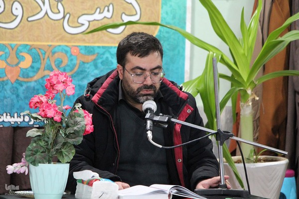 کرسی تلاوت قرآن به مناسبت ایام فاطمیه