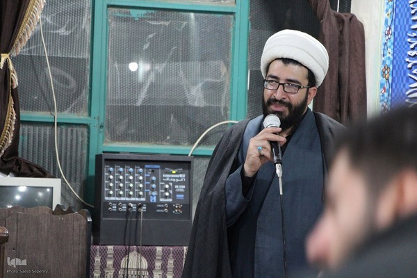 کرسی تلاوت قرآن به مناسبت ایام فاطمیه