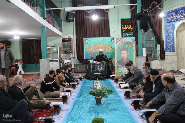 کرسی تلاوت قرآن به مناسبت ایام فاطمیه