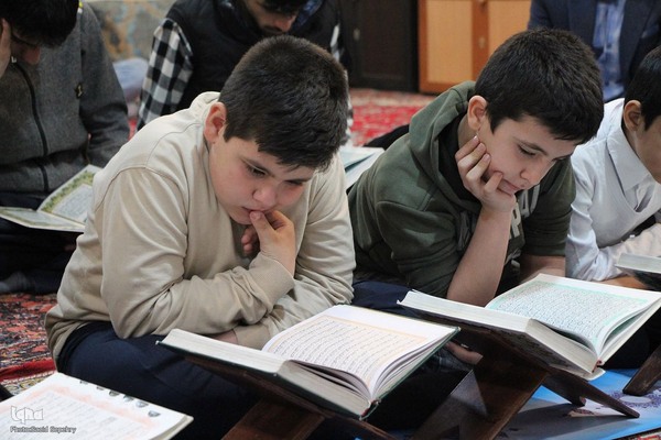 کرسی تلاوت قرآن در روستای آورزمان ملایر