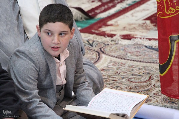 کرسی تلاوت قرآن در روستای آورزمان ملایر