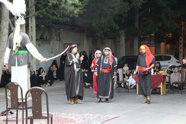 مراسم تعزیه خوانی ویژه ایام اربعین با حضور اقشار مختلف مردم در ملایر برگزار شد