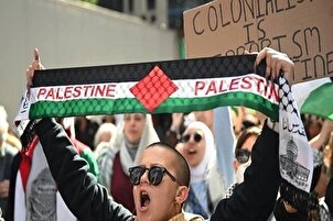 La liste des noms des martyrs de Gaza dans les mains des manifestants américains