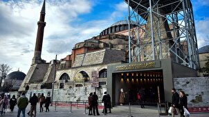 Des touristes visitent la mosquée Sainte-Sophie à Istanbul