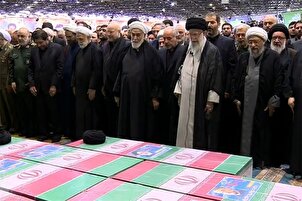L'Ayatollah Khamenei dirige la prière funéraire de Raïssi