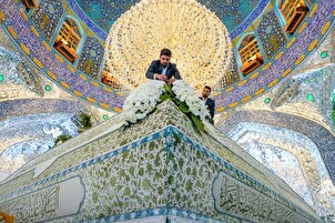 Le sanctuaire de l'Imam Ali (as) décoré de fleurs à l'approche du 13 Rajab