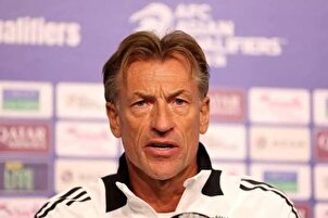 Vidéo | La réaction remarquable d’un entraîneur français à l’appel à la prière pendant une conférence de presse