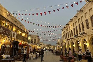 कतर में ऐतिहासिक (वाकिफ बाजार) में विश्व कप के दर्शकों का स्वागत करते हुए