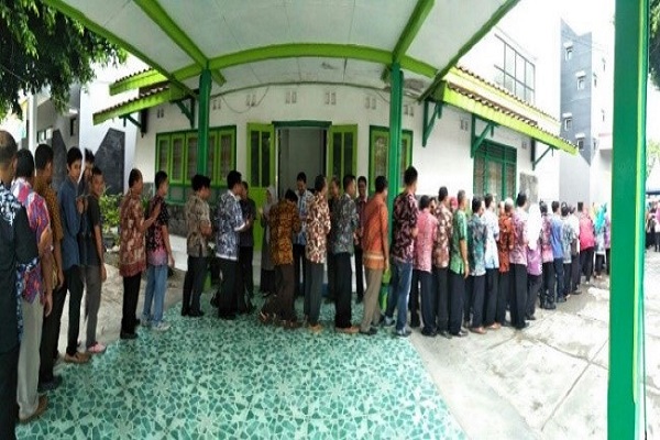 Tradisi Idul Fitri di Indonesia dari Halal Bihalal sampai Pemberian THR