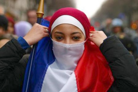 Musulmane in Francia: via le mani dal nostro hijab
