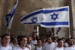 Gerusalemme, “marcia della bandiera israeliana”: la polizia attacca i palestinesi a Bab al-Amud. 5 feriti