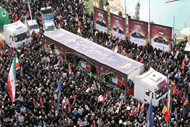 Iran: enorme folla partecipa a corteo funebre per i martiri dell'aggressione israeliana