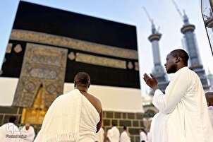 Nagdadasal ang mga Muslim sa Dakilang Moske ng Mekka