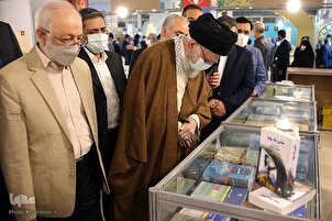 د تهران د کتاب له نړیوال نندارتونه د اسلامی انقلاب د ستر لارښود کتنه