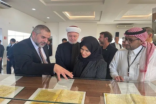 Министр туризма Бразилии в исламском хиджабе на выставке Корана + фото