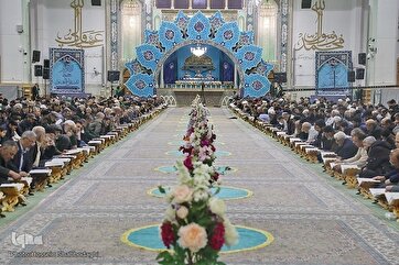 В Священном Усыпальнице Кума каждый день проходит кржки по чтение Корана