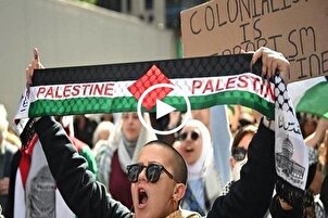Amerikalı göstericiler ellerinde Gazze şehitlerinin isim listesini taşıdı |video