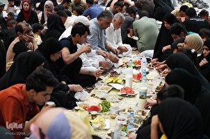 Hz. Ali'nin (a.s) haremine giden sokaklarda toplu iftar sofraları